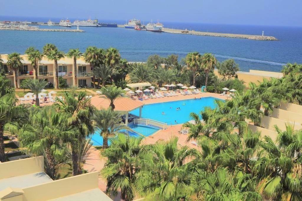 Oscar Beachfront Resort & Spa & Casino Кирения Экстерьер фото